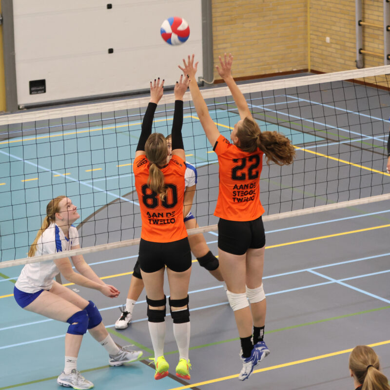 Volleybal training met competitie spelen