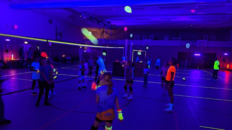 Dolfijn Volleybalclub Blacklight Volleybal Experience jeugdleden met vriendjes en vriendinnetjes